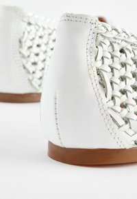 Next FOREVER COMFORT WEAVE MARY JANE - REGULAR FIT - Ballerinaskor med remmar - white