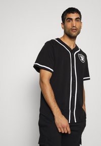 New Era NBA DISTRESSED LOGO BUTTON UP TEE LAS VEGAS RAIDERS - Roupa de discoteca - black
