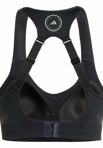 Zwarte sportbeha met een racerback ontwerp, gemaakt van rekbaar materiaal met mesh- en solide panelen, verstelbare bandjes en subtiele streepjespatronen.