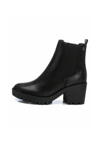 Botines negros con material de cuero suave, paneles laterales elásticos, un tacón cuadrado grueso y una suela de goma texturizada.
