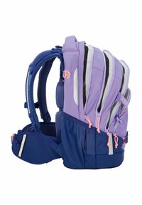 Lila und marineblauer Rucksack mit mehreren Reißverschlussfächern, gepolstertem Rückenteil, Netzträgern und reflektierenden Akzenten. Robuster Stofffinish.