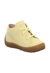 Gele suède kinderschoenen met een lage enkeldesign, voorzien van twee vetersgaatjes, een lichtbruine rubberen zool en subtiele stikselaccenten.