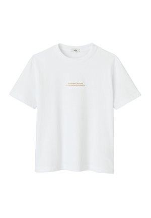 T-shirt en coton blanc à manches courtes, col rond, avec un texte doré : "MIDNIGHT PLANS NO MORNING REGRETS" sur le devant.