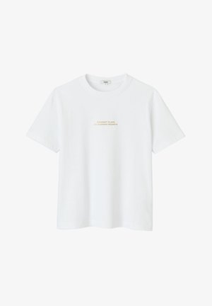 T-shirt en coton blanc à manches courtes, col rond, avec un texte doré : "MIDNIGHT PLANS NO MORNING REGRETS" sur le devant.