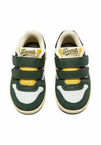 Sneaker verde e bianche con dettagli gialli, dotate di una tomaia in rete, texture scamosciata e due cinturini regolabili in velcro per la chiusura.