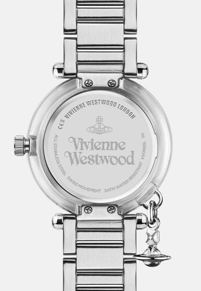Montre en acier inoxydable avec un boîtier rond, un bracelet à maillons et un dos orné du texte "Vivienne Westwood" ainsi qu'un charm décoratif.