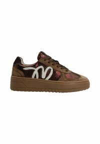Bruine en bronzen sneakers met een gestructureerde suede bovenkant, reflecterende accenten, een chunky zool en witte gebogen details aan de zijkanten.