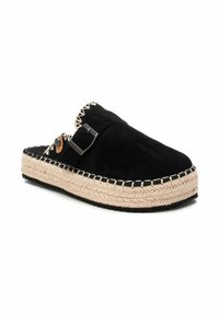 Mocasín deslizante de ante negro con suela de cuerda trenzada, que presenta costuras blancas y un detalle de hebilla metálica a un lado.