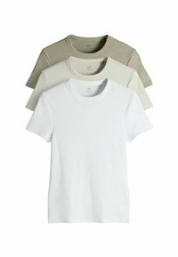 Tri majice s crew neck izrezom složene u slojevima: gornja u maslinasto zelenoj boji, srednja u svijetloj bež boji, a donja u bijeloj. Sve imaju kratke rukave i rebrastu teksturu.