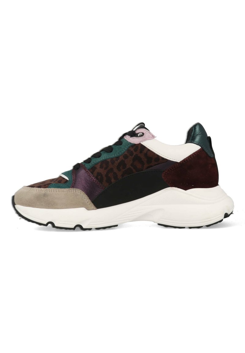 Bunte Sneaker mit einer Mischung aus Materialien wie Wildleder und Mesh, mit Leopardenmuster, einer weißen Zwischensohle und einer schwarzen Gummisohle.