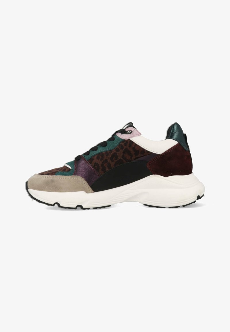 Bunte Sneaker mit einer Mischung aus Materialien wie Wildleder und Mesh, mit Leopardenmuster, einer weißen Zwischensohle und einer schwarzen Gummisohle.