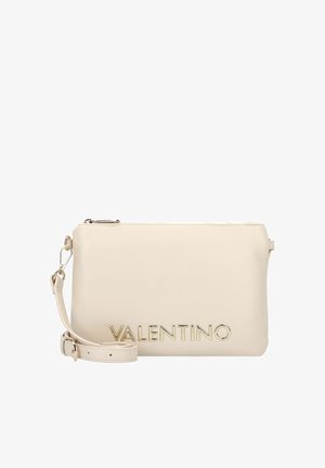 Bolso de mano Valentino color crema con cremallera dorada, correa desmontable y logotipo dorado de Valentino en la parte frontal.