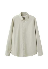 Camisa de manga larga color caqui claro, con botones al frente, cuello clásico, tela de algodón suave, mangas con puños abotonados y tapeta de botones espaciados uniformemente.