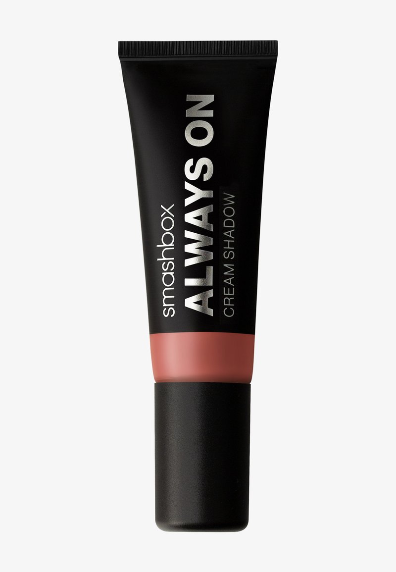 Fard à paupières crémeux Smashbox Always On dans un tube noir avec une finition mate et un capuchon rose. Présente un texte blanc audacieux identifiant le produit.
