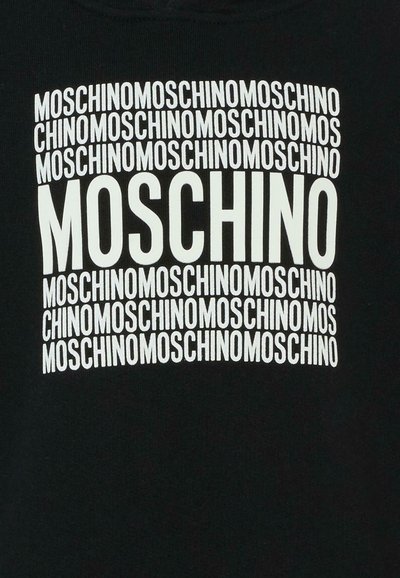 Felpa nera con testo bianco ripetitivo che compone la parola "MOSCHINO" in diverse dimensioni e orientamenti sul petto, design classico con collo rotondo.