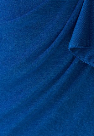 Sinine kangas peene tekstuuriga kudumisega, näidatud õrnade voltidega ja pehme langenemisega.