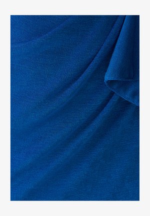 Modra tkanina z drobnim, teksturiranim tkanjem, prikazana z nežnimi gubami in mehkimi drapiranji.