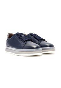 Sneakers in pelle blu navy con punta rotonda, finitura texturizzata, colletto imbottito e lacci piatti, dotati di una suola in gomma bianca con un bordo traslucido.