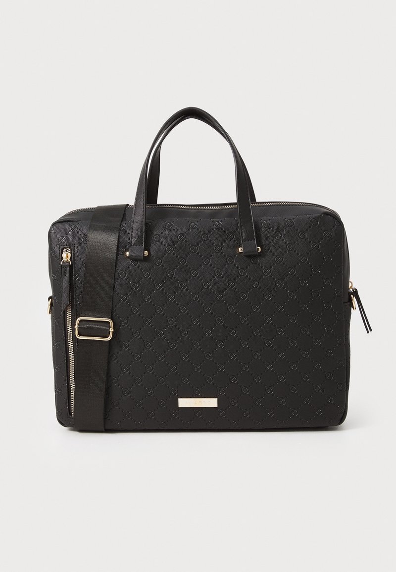 Serviette en cuir noir texturé avec double poignée, bandoulière ajustable, poche avant zippée et détails en métal doré.