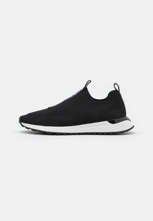 Schwarzer Slip-On-Sneaker mit atmungsaktivem Mesh-Obermaterial, weißer Sohle und Zuglaschen an Zunge und Ferse für einfaches An- und Ausziehen.