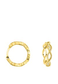 Guldörhängen med texturerad yta och snodd design, en med en slät band och den andra prydd med små klara detaljer.