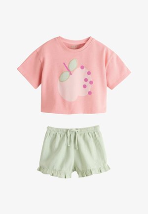 Rosa kurzärmliges Crop-Top mit hellrosa Fruchtgrafik und grünen Blättern, kombiniert mit hellgrünen Shorts mit Kordelzug und Rüschensaum.
