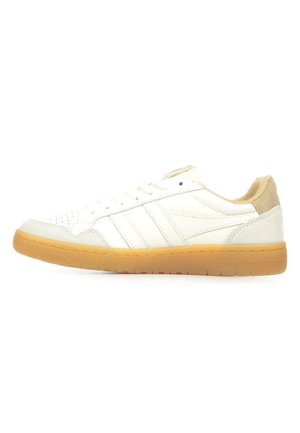 Sneaker bassa bianca con accenti in suede beige, suola in gomma, e pannello frontale perforato, mostrato di lato su uno sfondo bianco.