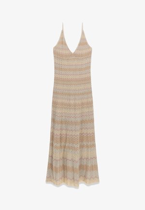Robe longue sans manches avec fines bretelles, col en V, et motif en zigzag beige, rose et blanc en tissu tricoté.