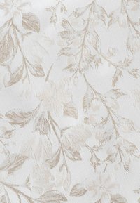 Stoff mit Blumenmuster in Beigetönen und Cremefarben, der ein strukturiertes Design aus Blättern und Blüten vor hellem Hintergrund zeigt.