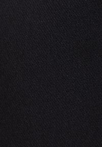 Tissu noir avec une texture lisse et un léger effet extensible, présentant un motif de tissage serré. Idéal pour les vêtements ou la tapisserie d'ameublement.