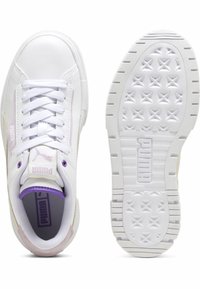 Sneakers sportivi bianchi con dettagli viola, realizzati in pelle e materiali in rete, con linguetta imbottita, suola in gomma testurizzata e sistema di allacciatura.