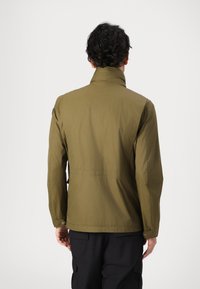 Olivengrøn, letvægtsjakke med høj krave, lange ærmer og knappedetalje ved manchetterne. Glat tekstur, minimalt design.