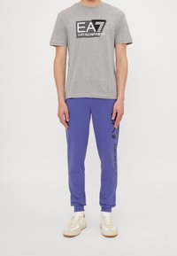 EA7 Emporio Armani Camiseta estampada - grey
