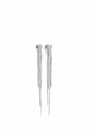 Boucles d'oreilles clous en argent avec plusieurs fines chaînes en forme de pampilles suspendues à différentes longueurs sur un fond blanc.