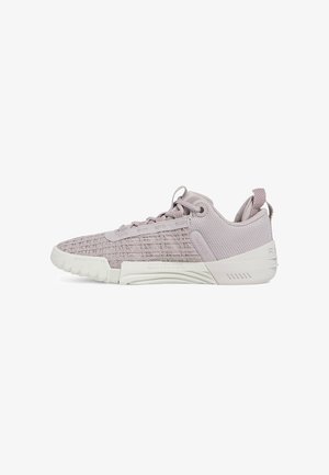 Zapatilla deportiva baja de color malva claro con parte superior de tejido entrelazado, suela texturizada blanca, cierre de cordones y tiradores en la lengüeta y el talón.