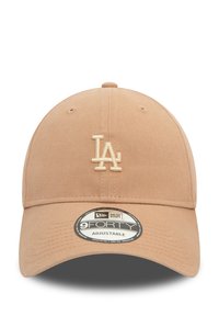 Cappellino baseball color khaki con cinturino regolabile, che presenta un logo LA ricamato in beige. Tessuto liscio con una vestibilità strutturata e visiera curva.