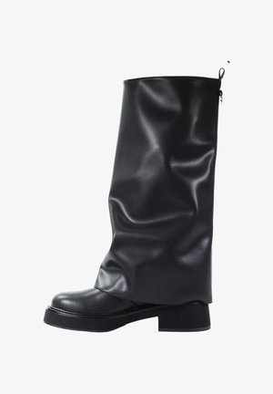 Czarna kozaki za kolano wykonane z gładkiego, błyszczącego materiału, z grubą podeszwą i luźnym fasonem oraz małą pętelką przy mankiecie.