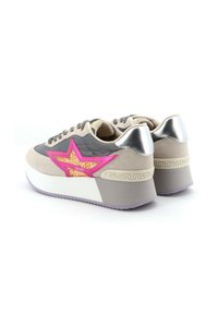 Platform sneakers in beige en grijs suede, met een sprankelende roze sterdetail, zilveren accenten en een getextureerde rubberen zool.