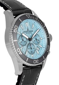 Reloj de acero inoxidable plateado con correa de cuero negro. Esfera texturizada en azul aqua con tres subesferas y bisel negro. Resistente al agua hasta 20 ATM.