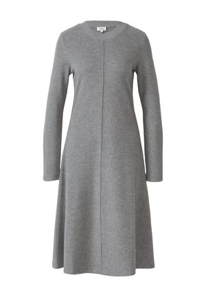 Szara dzianinowa sukienka z długim rękawem, okrągłym dekoltem, rozkloszowanym dołem oraz widocznym centralnym szwem.