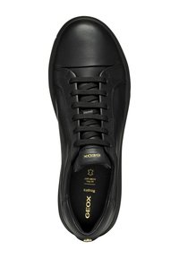 Baskets en cuir noir avec lacets plats, bout arrondi et finition texturée. Présente un logo doré sur la languette et la semelle intérieure.