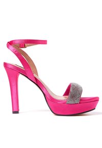 Sandali con tacco alto in raso rosa acceso con una larga fascia alla punta e dettagli metallici. Include una cinghia alla caviglia e suola piattaforma.
