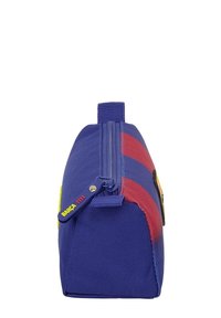 Niebieskie prostokątne etui na przybory szkolne z czerwonymi paskami, z suwakiem oznaczonym etykietą "BARÇA" oraz pętelką na górze.