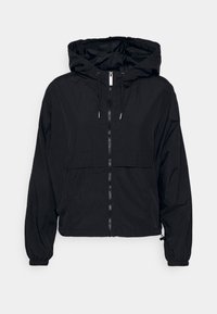 Svart lättviktsjacka med huva, med dragkedja fram, elastiska ärmslut och en stor framficka. Slät textur och enkel design.