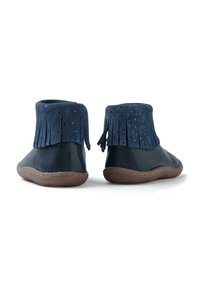 Botas de cuero de color marino hasta el tobillo con un puño de ante con flecos, suela de goma marrón y detalles perforados. Textura suave con construcción flexible.