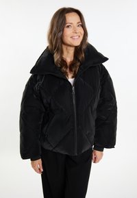 Giacca nera gonfia con colletto alto, motivo a rombi, zip frontale e maniche lunghe, realizzata in materiale nylon lucido.