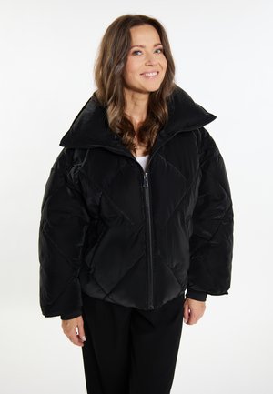 Zwarte pufferjack met een hoge kraag, ruitpatroon, ritssluiting aan de voorkant en lange mouwen, gemaakt van glanzend nylon materiaal.