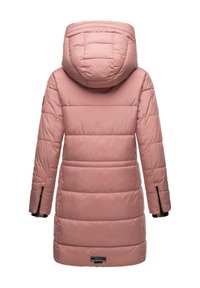 Rozā pūka mēteli ar quiltēto dizainu, kapuci un rāvējslēdzēja sānu kabatām. Iespējama logotipa uzlīme pie apakšdaļas un regulējami aproces gali.