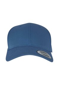 Căciulă de baseball albastră din material textil, cu un design structurat, vizor curbat, construcție în șase panouri și un eticheta logo circulară pe partea din față.