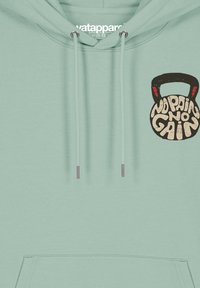 Mintgroene hoodie met een voorzak, voorzien van een grafiek van een kettlebell en de tekst "No Pain No Gain." Klassiek design met trekkoord in de capuchon.